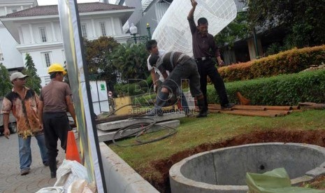 Sejumlah pekerja mengerjakan proyek sumur resapan di halaman depan Balai Kota, Jakarta, Senin (22/1).   (Republika/Agung Fatma Putra)