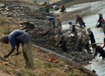 Sejumlah pekerja menggali endapan lumpur di salah satu saluran kantung lumpur Sungai Cisadane, Tangerang, Banten.