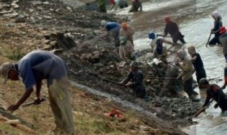 Sejumlah pekerja menggali endapan lumpur di salah satu saluran kantung lumpur Sungai Cisadane, Tangerang, Banten.