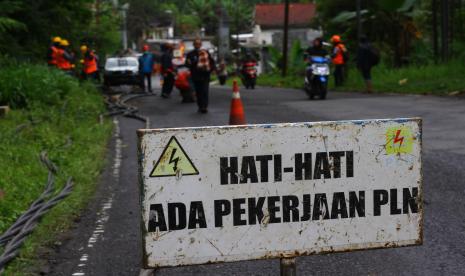 Sejumlah pekerja menggali lubang untuk pemasangan tiang listrik baru sebagai upaya pemulihan jaringan listrik yang padam di Pronojiwo, Jawa Timur, Senin (6/12/2021). PT PLN (Persero) berupaya memulihkan 79 gardu listrik yang padam akibat terdampak erupsi Gunung Semeru.