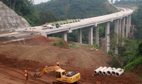 Sejumlah pekerja menggarap pembangunan Jembatan Tuntang di ruas Tol Bawen-Salatiga di Bawen, Kabupaten Semarang, Jawa Tengah, Kamis (26/1). 