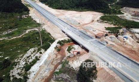 Sejumlah pekerja menggunakan alat berat untuk menyelesaikan pembangunan terowongan gajah di proyek Jalan Tol Pekanbaru-Dumai di daerah Minas, Riau, Selasa (17/12/2019).