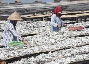 Sejumlah pekerja menjemur ikan asin di Perkampungan Nelayan Muara Angke, Jakarta Utara, Ahad (11/9). Saat ini harga ikan asin di Ibu Kota merosot tajam, sekitar 40 persen. (Republika/Aditya Pradana Putra)