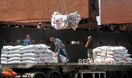 Sejumlah pekerja menurunkan beras impor asal Vietnam milik Perum Bulog di Pelabuhan Indah Kiat Merak, Cilegon, Banten.