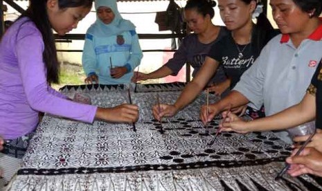   Sejumlah pekerja menyelesaikan motif batik Wamilahan, merupakan salah satu motif terbaik di Indonesia di sentra kerajinan Batik Banten, Kampung Kubil, Cipocok, Serang, Selasa (2/10). 