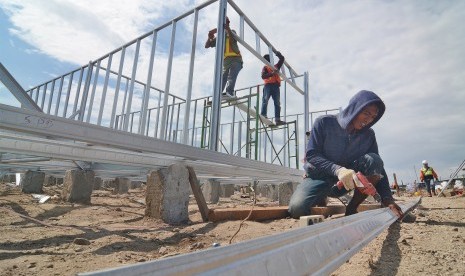 Sejumlah pekerja menyelesaikan pembangunan Hunian Sementara (Huntara) di Kelurahan Petobo, Palu, Sulawesi Tengah, Senin (12/11/2018).