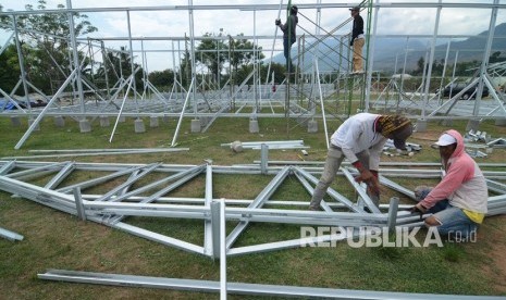 Sejumlah pekerja menyelesaikan pembangunan Hunian Sementara (Huntara) Kementerian PUPR di Kelurahan Duyu,Palu, Sulawesi Tengah, Kamis (1/11/2018).