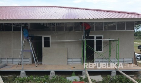 Sejumlah pekerja menyelesaikan pembangunan Hunian Sementara (Huntara) Kementerian PUPR di Kelurahan Duyu,Palu, Sulawesi Tengah, Kamis (1/11/2018).