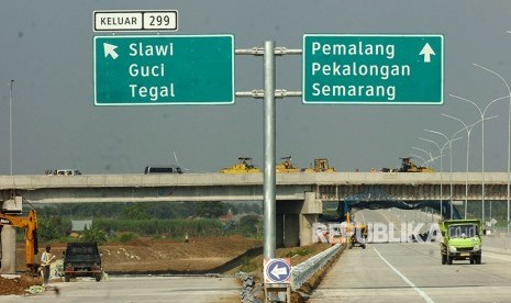 Sejumlah pekerja menyelesaikan pembangunan jalan tol seksi III dan IV Brebes-Tegal-Pemalang di Desa Kalimati, Kabupaten Tegal, Jawa Tengah, Rabu (2/5).