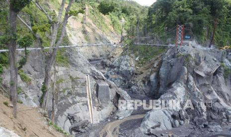 Sejumlah pekerja menyelesaikan pembangunan jembatan gantung Gladak Perak di Lumajang, Jawa Timur, Sabtu (9/4/2022). Kementerian Pekerjaan Umum dan Perumahan Rakyat membangun jembatan gantung darurat tersebut untuk dilewati sementara oleh kendaraan roda dua, sebelum jembatan permanen yang rusak akibat awan panas guguran Gunung Semeru kembali dibangun. Jembatan Gantung Gladak Perak Lumajang Kembali Dibuka