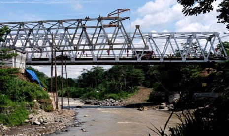 Sejumlah pekerja menyelesaikan pembangunan konstruksi jembatan Progo di Temanggung, Jawa Tengah, Rabu (6/2/2019). 