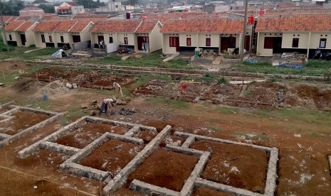 Sejumlah pekerja menyelesaikan pembangunan perumahan bersubsidi di Bogor, Jawa Barat, Sabtu (19/1/2019).