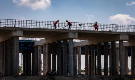 Sejumlah pekerja menyelesaikan pembangunan proyek jalan tol Semarang-Demak seksi II di Kecamatan Karangtengah, Demak, Jawa Tengah. 