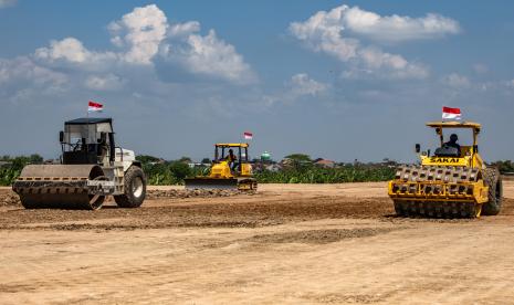 Sejumlah pekerja menyelesaikan pembangunan proyek jalan tol Semarang-Demak seksi II di Kecamatan Karangtengah, Demak, Jawa Tengah, Kamis (13/8/2020). Menurut data Kementerian PUPR hingga 2 Agustus 2020, penyerapan belanja infrastruktur telah mencapai 44,15 persen atau senilai Rp33,9 triliun dari total pagu TA 2020 sebesar Rp75,6 triliun, dengan serapan tenaga kerja sebanyak 456.487 orang pada program Padat Karya Tunai dalam rangka mendorong pemulihan ekonomi nasional akibat pandemi COVID-19.