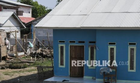 Sejumlah pekerja menyelesaikan pembangunan rumah warga yang terdampak banjir luapan sungai Citarum di Desa Sumberurip, Pebayuran, Kabupaten Bekasi, Jawa Barat, Kamis (26/8/2021). Sebanyak 77 rumah yang terdampak banjir akibat tanggul sungai Citarum yang jebol pada (20/2/2021) pembangunannya saat ini telah mencapai 90 persen.