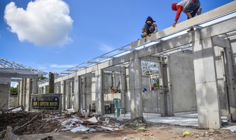 Sejumlah pekerja menyelesaikan pembangunan sekolah yang rusak akibat gempa di SDN 1 Guntur Macan, Lombok Barat, NTB, Kamis (7/2/2019).