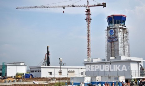 Sejumlah pekerja menyelesaikan pembangunan terminal baru penumpang Bandara Internasional Ahmad Yani di Semarang, Jawa Tengah, Jumat (20/4).