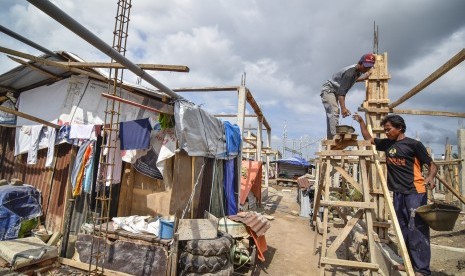 Sejumlah pekerja menyelesaikan pembuatan pilar bangunan hunian tetap (Huntap) korban gempa di Lingkungan Pengempel, Kecamatan Sandubaya, Mataram, NTB, Selasa (12/2/2019).