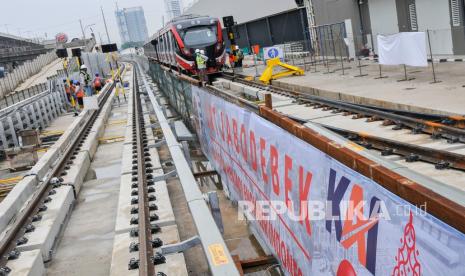 Sejumlah pekerja menyelesaikan proyek pembangunan Depo LRT (Light Rail Transit) Jabodebek (ilustrasi).