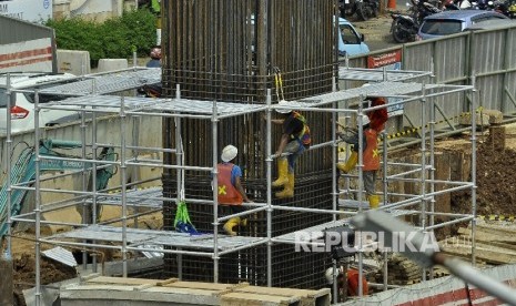 Sejumlah pekerja menyelesaikan proyek pembangunan light rail transit (LRT) di Jalan MT Haryono, Cawang, Jakarta, Rabu (23/8).