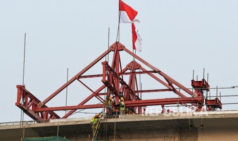 Sejumlah pekerja menyelesaikan proyek pembangunan 