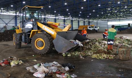 Sejumlah pekerja menyortir sampah di proyek prioritas pengembangan Tempat Pembuangan Akhir (TPA) yang tuntas dibangun di Supit Urang, Malang, Jawa Timur, Senin (21/2/2022). Proyek fasilitas pengolahan sampah yang merupakan kerja sama antara Pemerintah Indonesia melalui Ditjen Cipta Karya Kementerian PUPR dengan Pemerintah Jerman dalam Program Emission Reduction in Cities (ERiC) tersebut diharapkan mampu beroperasi secara optimal dan mampu mengubah sampah menjadi residu sebanyak 400 ton per hari. KLHK: 72 Persen Masyarakat Indonesia tidak Peduli Sampah