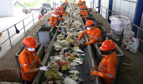 Sejumlah pekerja menyortir sampah di proyek prioritas pengembangan Tempat Pembuangan Akhir (TPA) yang tuntas dibangun di Supit Urang, Malang, Jawa Timur, Senin (21/2/2022). Proyek fasilitas pengolahan sampah yang merupakan kerja sama antara Pemerintah Indonesia melalui Ditjen Cipta Karya Kementerian PUPR dengan Pemerintah Jerman dalam Program Emission Reduction in Cities (ERiC) tersebut diharapkan mampu beroperasi secara optimal dan mampu mengubah sampah menjadi residu sebanyak 400 ton per hari.