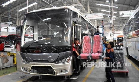 Sejumlah pekerja merakit bus di pabrik karoseri Laksana, beberapa waktu lalu.