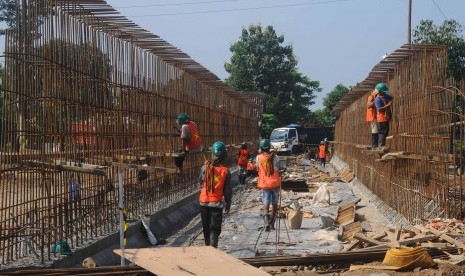 Sejumlah pekerja merangkai kerangka besi untuk pondasi jalan underpass pada proyek jalan tol Solo-Kertosono (Soker) di Ngemplak, Boyolali, Jawa Tengah, Selasa (22/3).