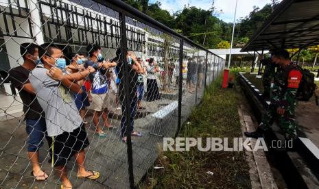 Sejumlah Pekerja Migran Indonesia (PMI) berolahraga saat menjalani isolasi di Mess Karantina Kesehatan Pelabuhan di Perbatasan Entikong, Kabupaten Sanggau, Kalimantan Barat, Rabu (8/9/2021). Sebanyak 40 PMI yang terkonfirmasi COVID-19 setelah kembali dari Malaysia melalui Pos Lintas Batas Negara (PLBN) Entikong tersebut menjalani isolasi selama 15 hari di tempat itu dan diawasi oleh Satgas Penanganan COVID-19 bersama TNI.