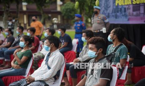 Sejumlah Pekerja Migran Indonesia (PMI).  Indonesia dan Malaysia sepakat untuk meningkatkan perlindungan pekerja migran Indonesia di sektor domestik. 