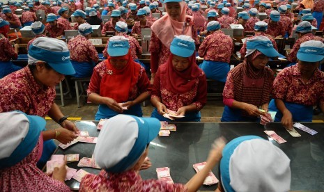 Sejumlah pekerja pabrik rokok menerima uang Tunjangan Hari Raya (THR) Lebaran di Kudus, Jawa Tengah, Kamis (15/6). 