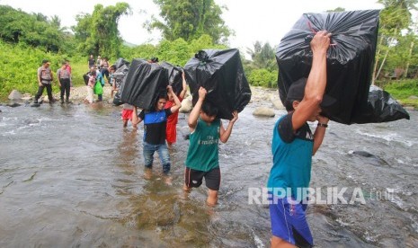 Desa terpencil di kaki Pegunungan Meratus, Kabupaten Hulu Sungai Tengah, Kalimantan Selatan. Kawasan Pegunungan Meratus memiliki potensi besar untuk terus dikembangkan dan didukung untuk bidang jasa lingkungan dan kepariwisataan.