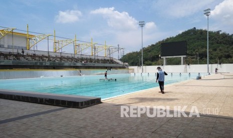 Sejumlah pekerja sedang melakukan aktifitas pembangunan dan pembersihan kolam di lokasi venue polo air di area Stadion Si Jalak Harupat, Kutawaringin, Kabupaten Bandung, Senin (5/9). (Republika/ Umar Mukhtar) 