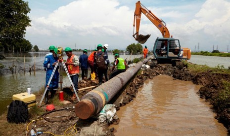 Sejumlah pekerja sedang memasang jaringan pipa distribusi gas milik PT Perusahaan Gas Negara Tbk (PGN).