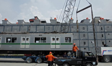 Sejumlah Pekerja sedang memindahkan KRL kiriman dari Jepang, di Stasiun peti kemas Pasoso, Tanjung Priok, Jakarta Utara, Sabtu (21/4). (Republika/Adhi Wicaksono)