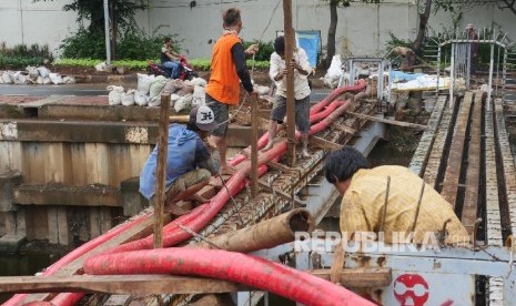 Sejumlah pekerja sedang menarik kabel pada pekerjaan galian kabel PLN di sekitar Sunter Kemayoran Jakarta, Senin (29/5). 