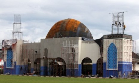 Sejumlah pekerja sementara menyelesaikan pembangunan panggung utama Musabaqah Tilawatil Quran (MTQ) Tingkat Nasional XXIV yang dipusatkan di Lapangan Merdeka, Ambon, Maluku, Kamis (31/5). 