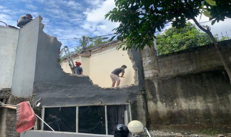 Sejumlah pekerja tampak membongkar bangunan berlantai dua yang sebagiannya berdiri di atas saluran air di Jalan Kemang Utara III, Kelurahan Bangka, Kecamatan Mamprang Prapatan, Jakarta Selatan, Kamis (25/11).