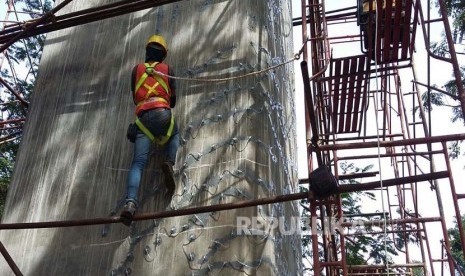 Sejumlah pekerja tengah memperbaiki pilar jembatan tol Cisomang di Jalan Tol Kilometer 100, Purwakarta, jumat (23/12).