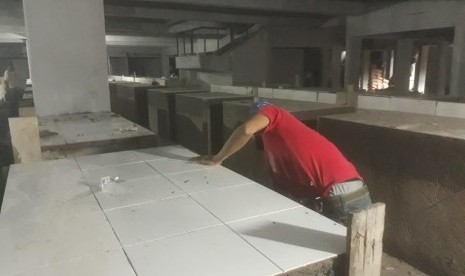 Sejumlah pekerja tengah merenovasi lapak dan kios yang sempat terbakar di lantai basemen Pasar Kosambi, Selasa (12/11).