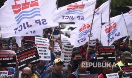 Sejumlah pekerja yang tergabung dalam Serikat Pekerja Jakarta International Container Terminal (SP JICT) berunjuk rasa di depan gedung KPK, Jakarta, Senin (17/7). 