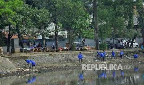  Sejumlah pekerja mengerjakan penataan kasawan wisata budaya Betawi di Setu Babakan, Jagakarsa, Jakarta, Ahad (16/7). 