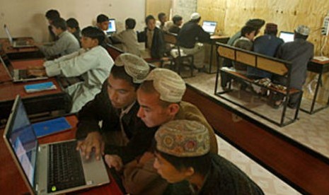 Sejumlah pelajar Afghanistan mengakses internet di sebuah warnet lokal.