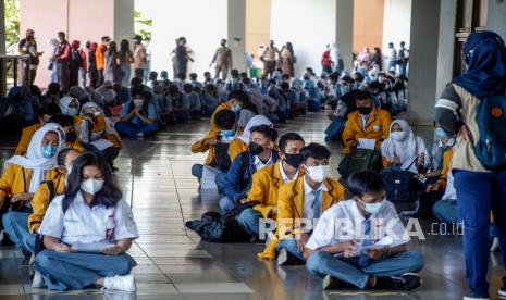 40,36 Juta Warga Indonesia Telah Menerima Vaksinasi Lengkap. Sejumlah pelajar antre untuk mengikuti vaksinasi COVID-19 massal di Pakansari, Cibinong, Kabupaten Bogor, Jawa Barat, Kamis (9/9/2021). Pemerintah Provinsi Jawa Barat saat ini tengah mengejar target 424 ribu suntikan vaksin per harinya, sehingga diharapkan pada akhir tahun kekebalan kelompok bisa terbentuk. 