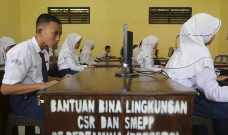 Sejumlah pelajar belajar di laboratorium komputer di SMP Negeri 58 Palembang, Sumatera Selatan, Senin (6/3).