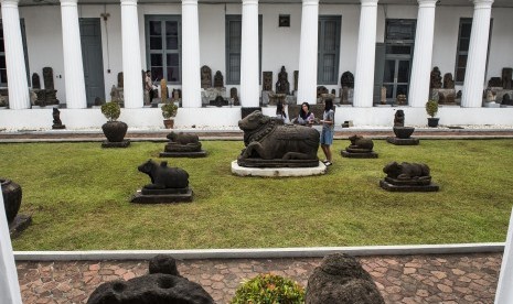 Sejumlah pelajar belajar mengenal peningglan sejarah saat berkunjung di Museum Nasional, Jakarta, Rabu (23/3).