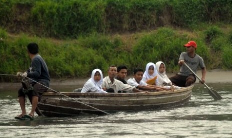 Pelajar di Pariaman berseragam sekolah dan berangkat menuju sekolah dengan memanfaatkan jasa perahu untuk menyeberangi sungai  (ilustrasi)