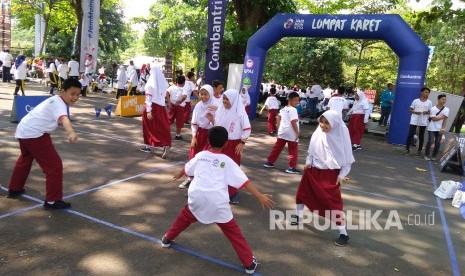 Sejumlah pelajar bermain permainan tradisional Galasin saat sosialisasi #JamMainKita yang bertajuk Asik Bermain Tampa Gawai (Astaga), di halaman parkir Gedung Sate, Jalan Diponegoro, Kota Bandung, Selasa (24/9).