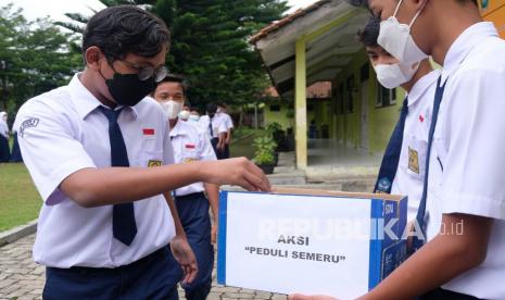 Sejumlah pelajar berpartisipasi saat penggalangan dana peduli Semeru di SMP Negeri 6 Temanggung, Jawa tengah, Senin (6/12/2021). Penggalangan dana oleh siswa dan guru di sekolah tersebut sebagai bentuk solidaritas untuk meringankan beban korban bencana erupsi Gunung Semeru di Lumajang, Jawa Timur. 